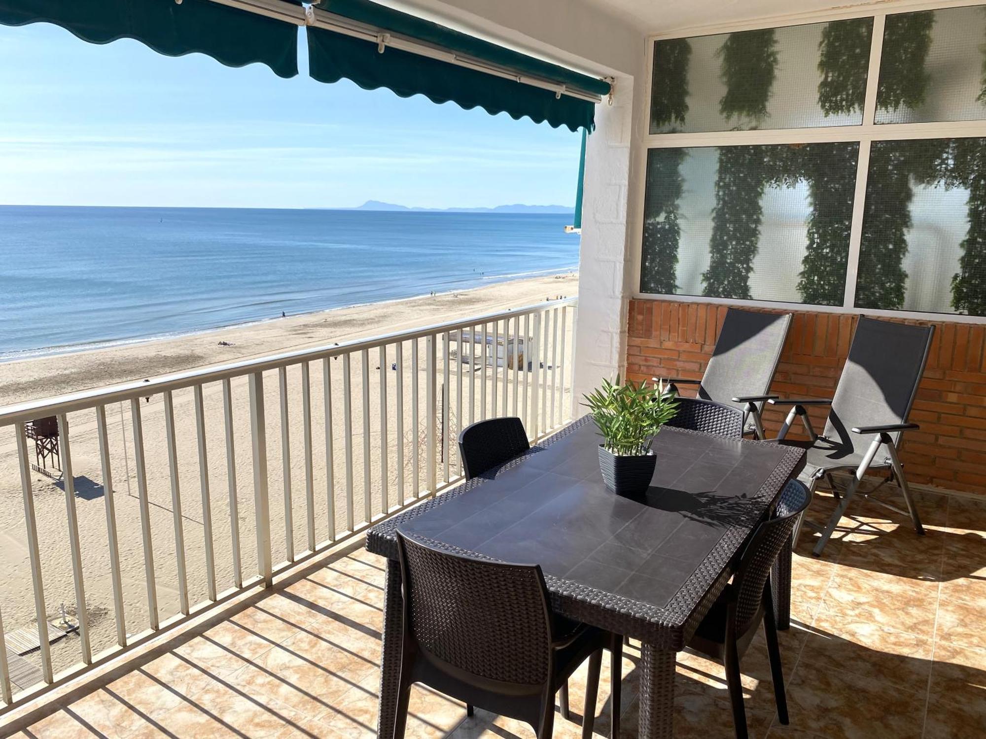 Beachfront And Renovated Apartment Кулера Екстериор снимка